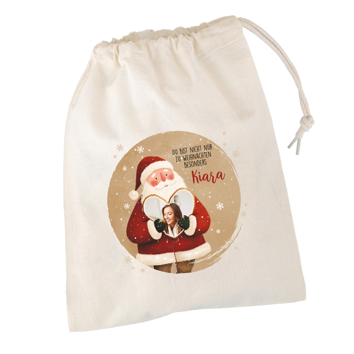 Naturfarbener Baumwollbeutel mit Weihnachtsmann-Motiv, Foto im Herz und Text „Du bist nicht nur zu Weihnachten besonders Kiara“, freigestellt – personalisierte Geschenkverpackung.