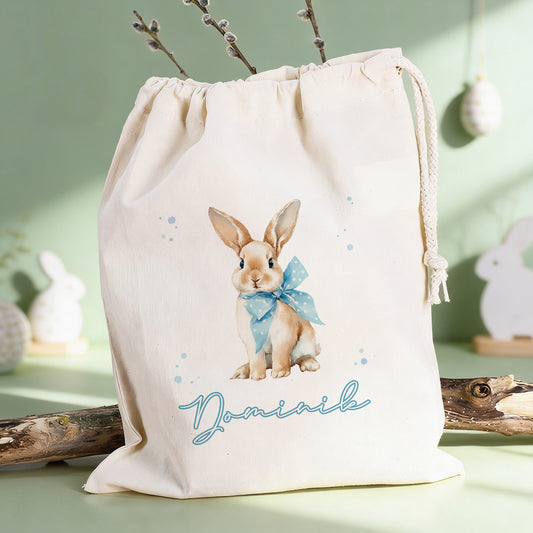 Naturfarbener Geschenksack zu Ostern mit Hasenmotiv und Name als nachhaltige Geschenkverpackung