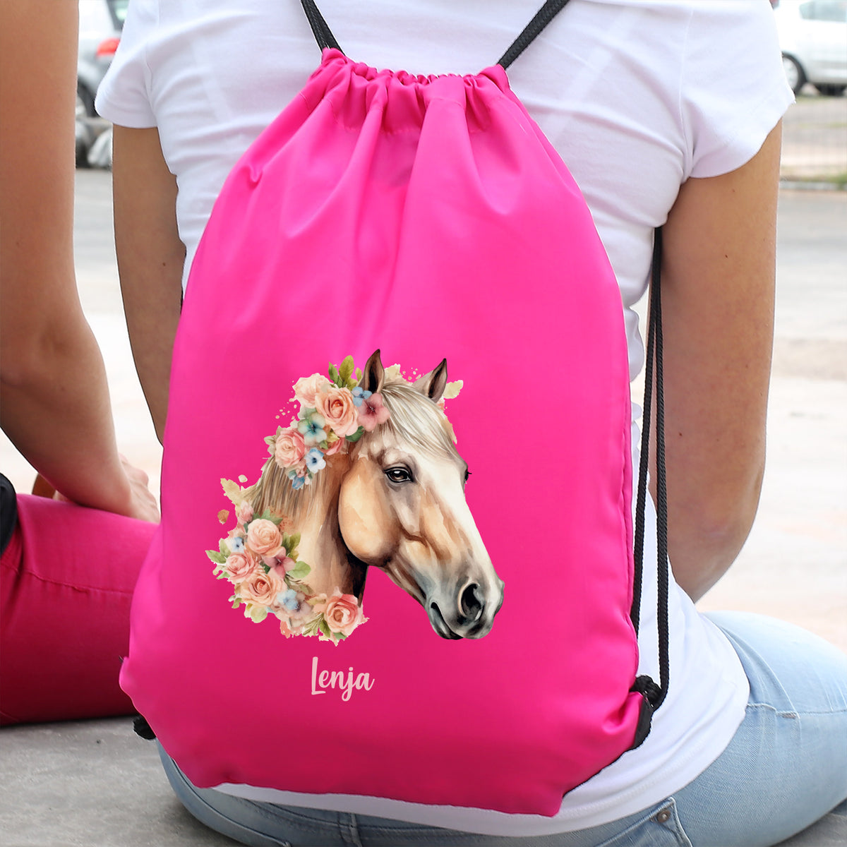Mädchen mit personalisiertem Pferde-Sportbeutel in Pink, Name Lenja