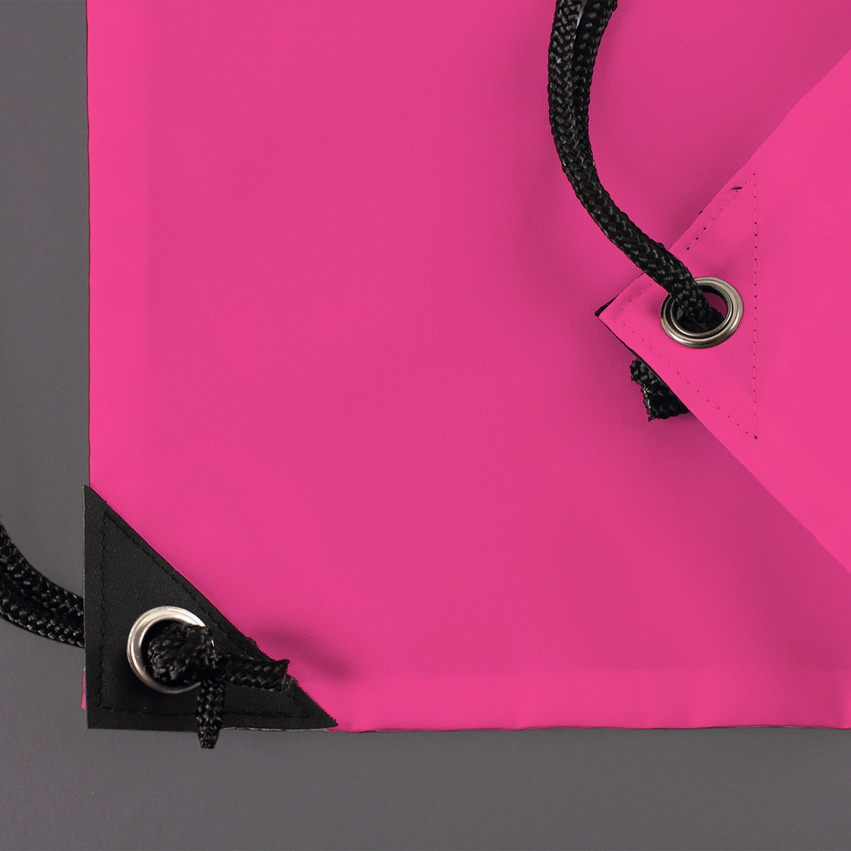 Detailaufnahme untere Ecke vom pinken Sportbeutel mit Kordelzug