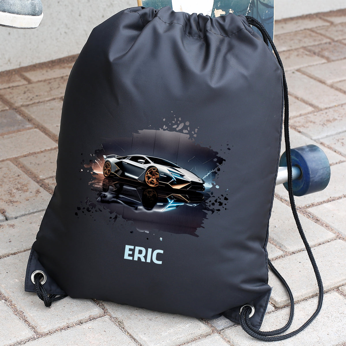Personalisierter Turnbeutel mit Name „Eric“ und Sportwagen-Motiv neben einem Skateboard