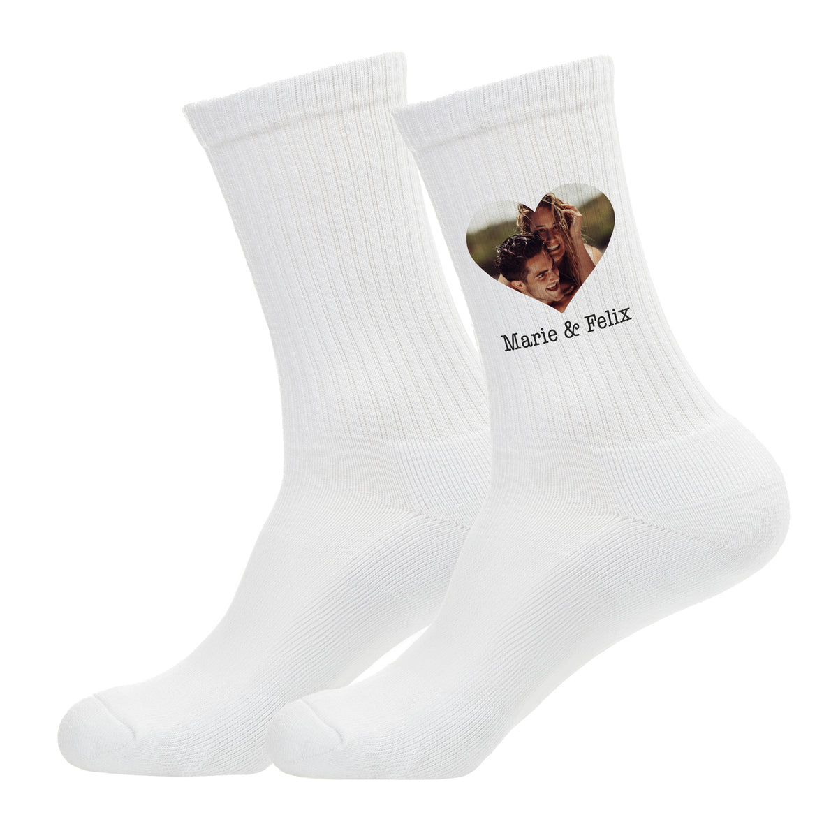 Weiße Foto-Socken mit Herzfoto und Wunschtext „Marie & Felix“, Produktfoto freigestellt auf weißem Hintergrund