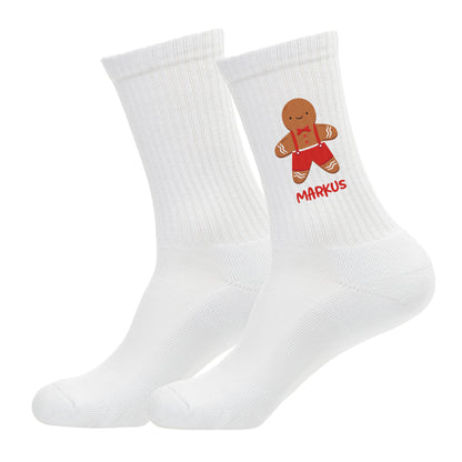 Freigestellte Socken mit Lebkuchenmann und rotem Namensaufdruck.