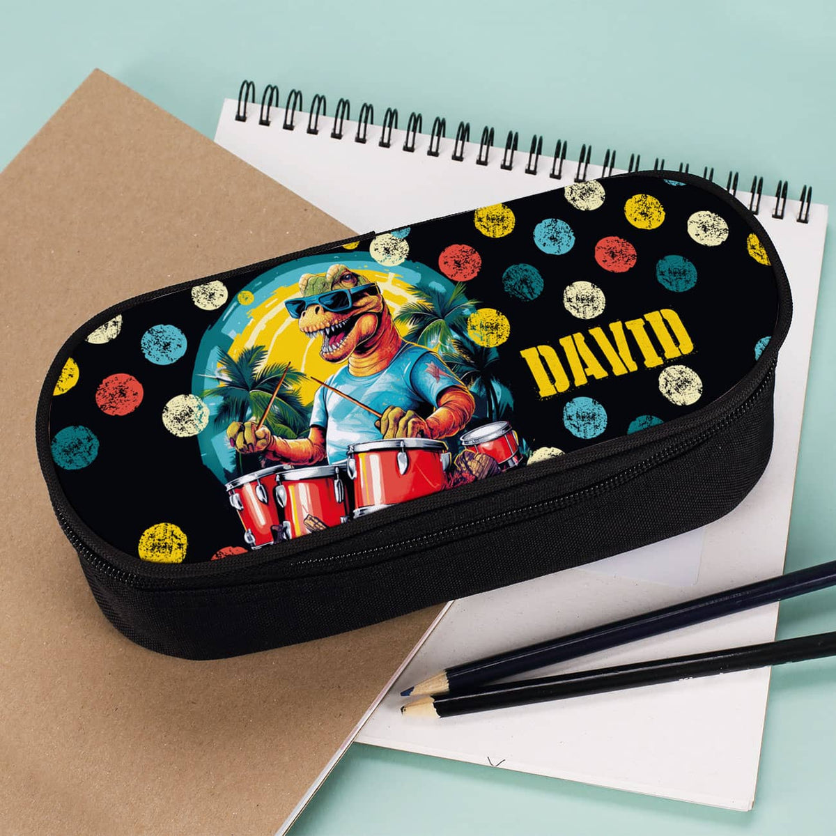 Dino-Drummer - Stiftebox mit Name als Geschenkidee für Musikliebhaber und Dino-Fans
