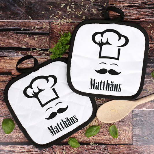 Topflappen-Set mit Namen „Matthäus“ und Kochmotiv auf rustikalem Holzbackground