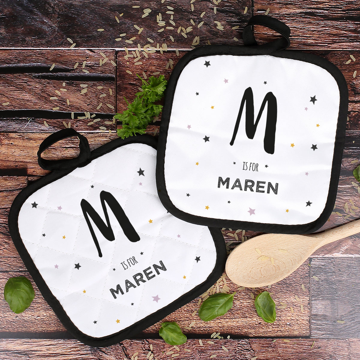 Topflappen-Set mit Initial „M is for Maren“ als personalisiertes Küchenaccessoire
