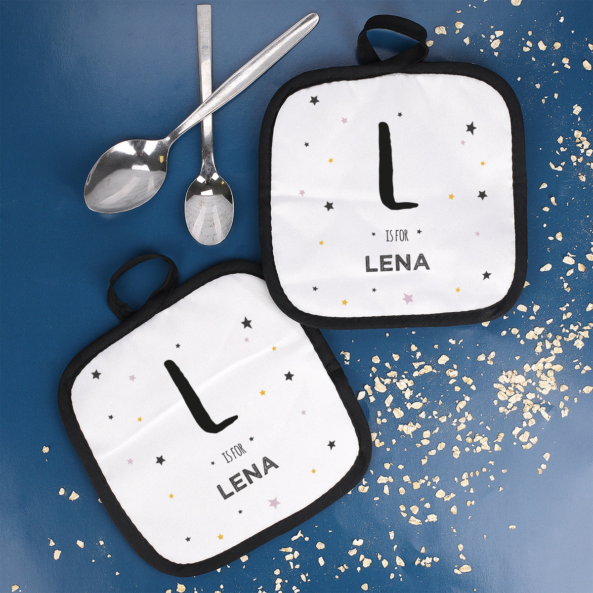 Personalisierte Topflappen im 2er-Set mit Initial „L“ und Namen „Lena“ auf blauem Hintergrund