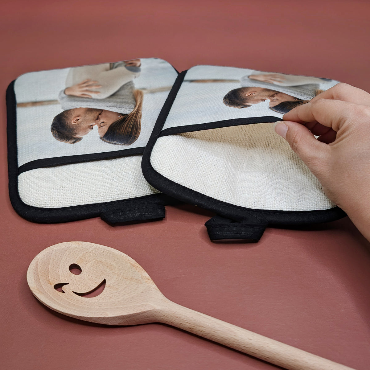 Detailansicht der Grifftasche eines Topflappens mit bedruckter Vorderseite und Grifftasche