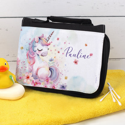 Kulturbeutel für Kinder mit Einhornmotiv und Name „Pauline“ – personalisierte Waschtasche auf gelbem Handtuch