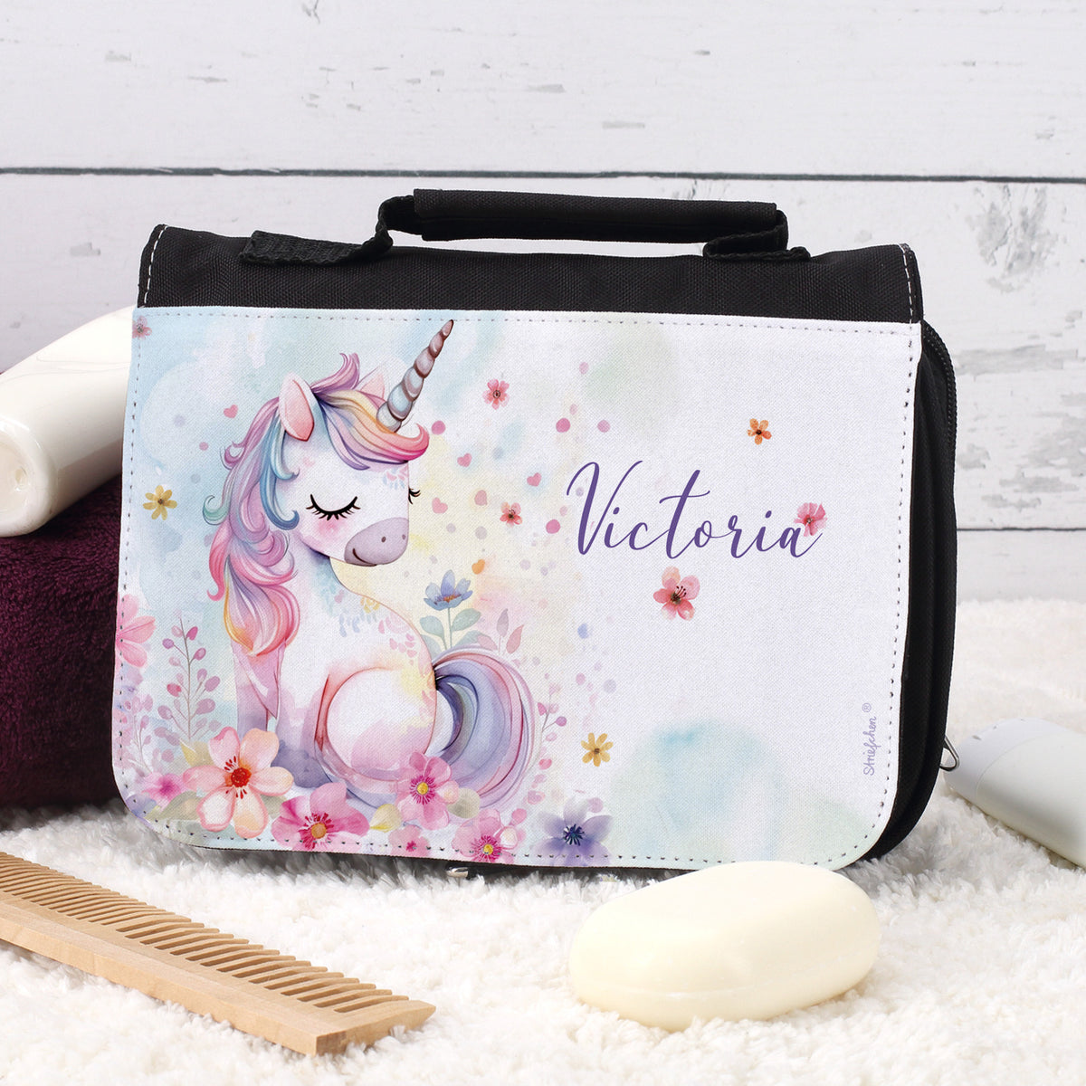 Waschtasche mit Einhorn „Victoria“ – individuell bedruckt, aufgestellt im Badezimmer