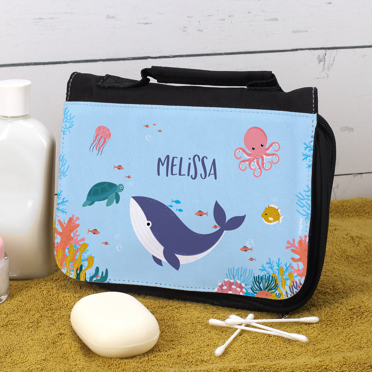 Personalisierbare Kinder-Waschtasche mit Wal und Meeresmotiven – Name „Melissa“ auf blauem Hintergrund