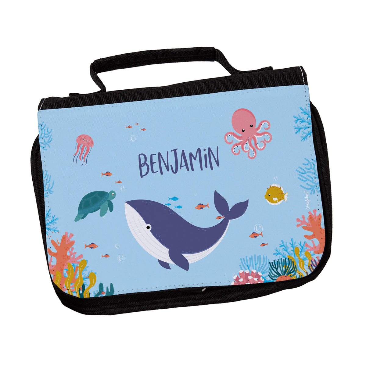 Schwarze Waschtasche mit Meeresmotiv für Kinder – personalisierter Aufdruck mit Name „Benjamin“