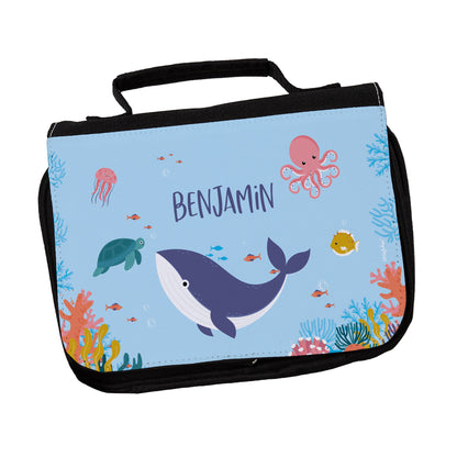 Schwarze Waschtasche mit Meeresmotiv für Kinder – personalisierter Aufdruck mit Name „Benjamin“