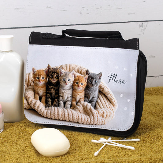 Waschtasche mit Katzenmotiv und Name Mara, geöffnet auf gelbem Handtuch, mit Seife und Lotion