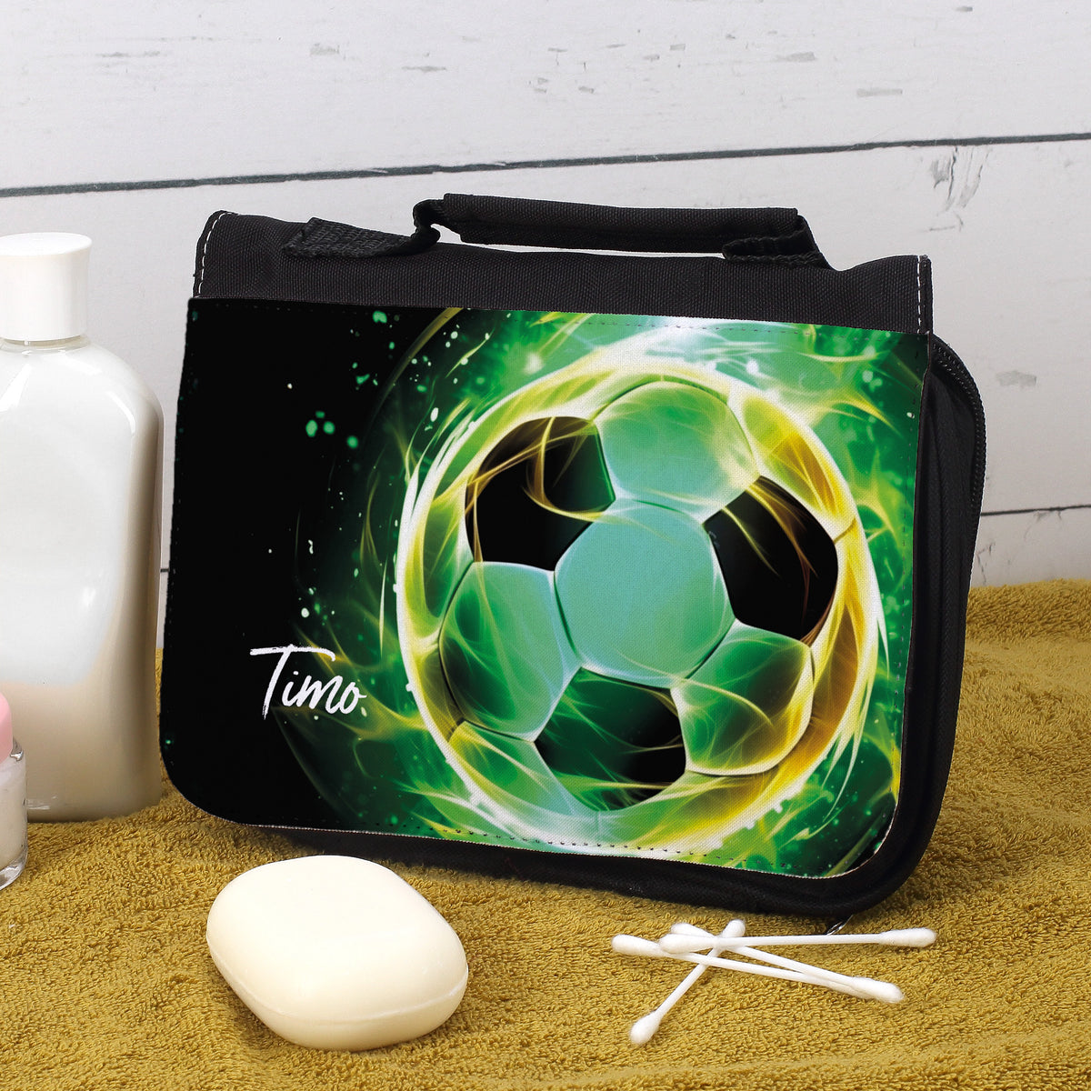 Waschtasche mit Fußballmotiv und Name Timo neben weißem Duschgel