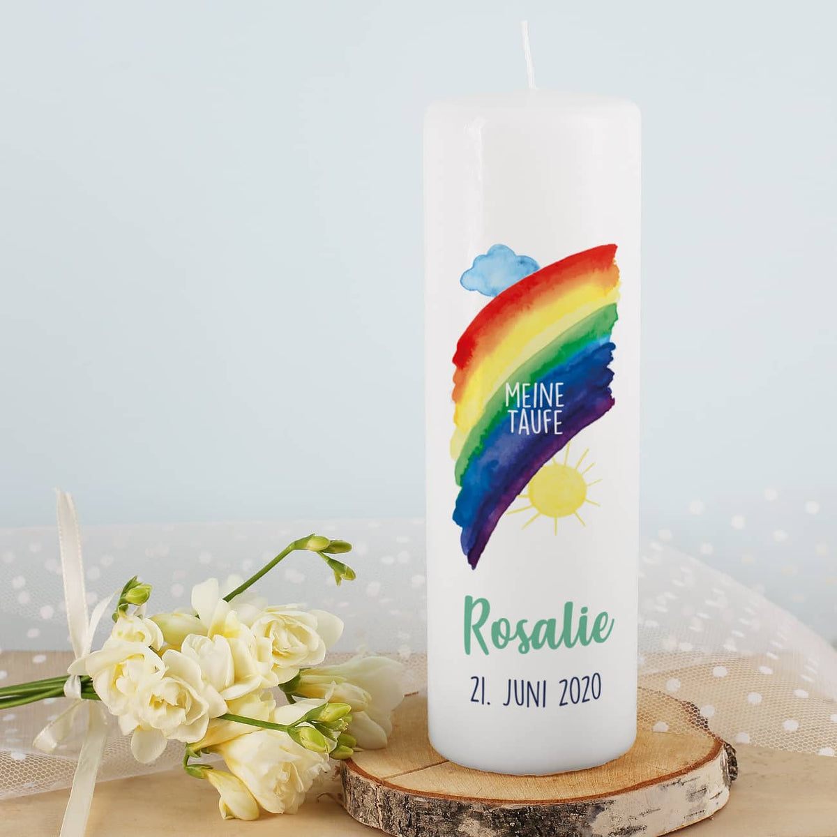 Taufkerze mit Regenbogen, Name, Datum und Taufspruch