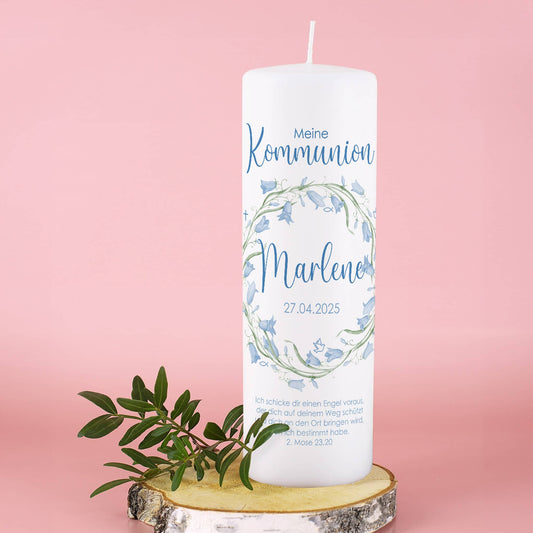 Kommunionkerze mit hellblauem Blumenkranz und christlichen Symbolen