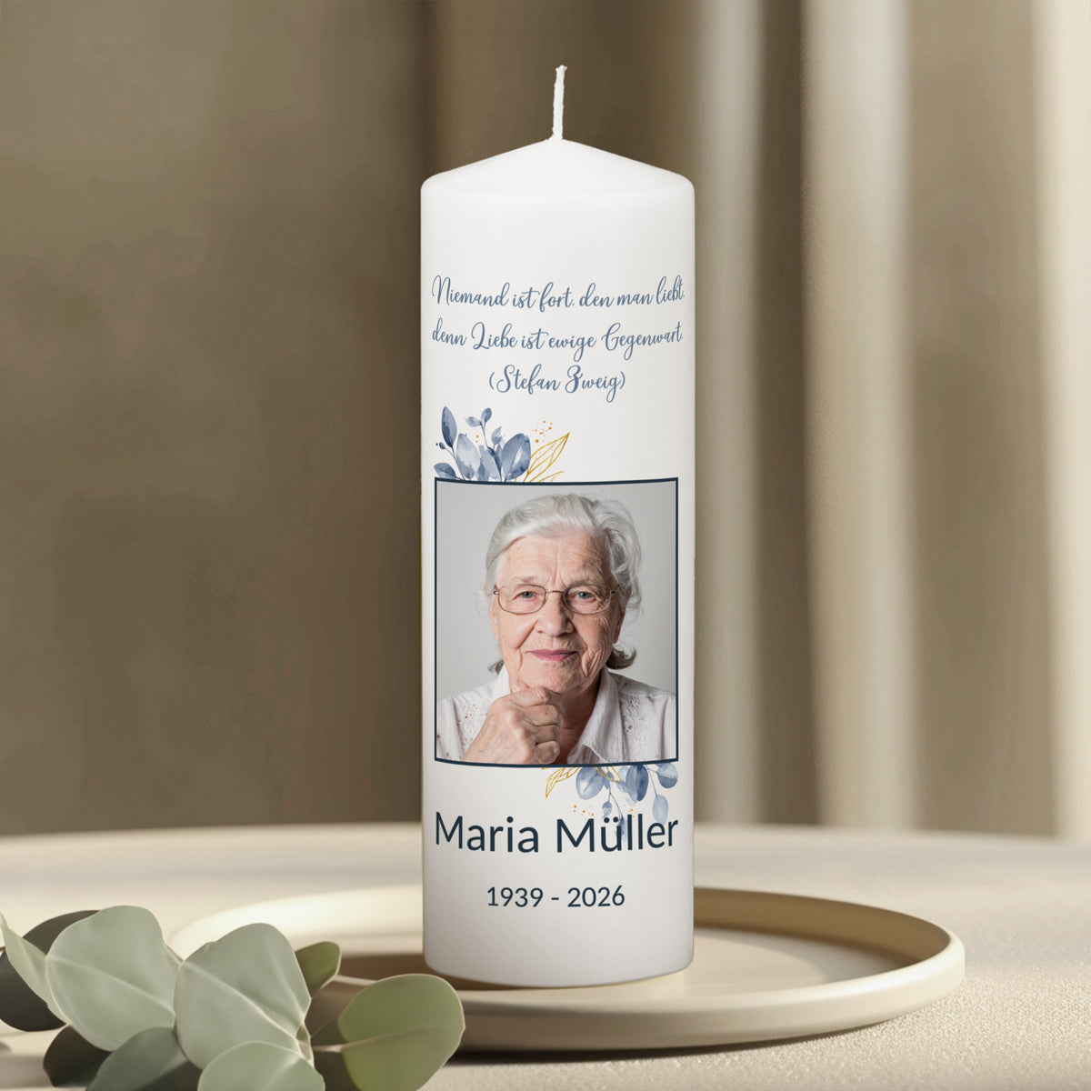 Gedenkkerze mit Foto, Name und Datum für verstorbene Angehörige