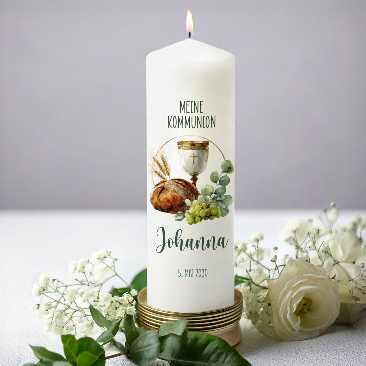 Weiße Kommunionkerze in Größe L mit Aquarellmotiv Kelch und Brot, Trauben und grünem Eukalyptuszweig, personalisiert mit Name und Datum