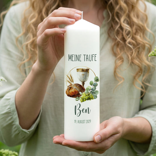 Personalisierte Kerze Größe L zur Taufe mit Aufdruck „Meine Taufe“, Motiv Kelch, Brot, Trauben und Eukalyptuszweig sowie Name und Datum