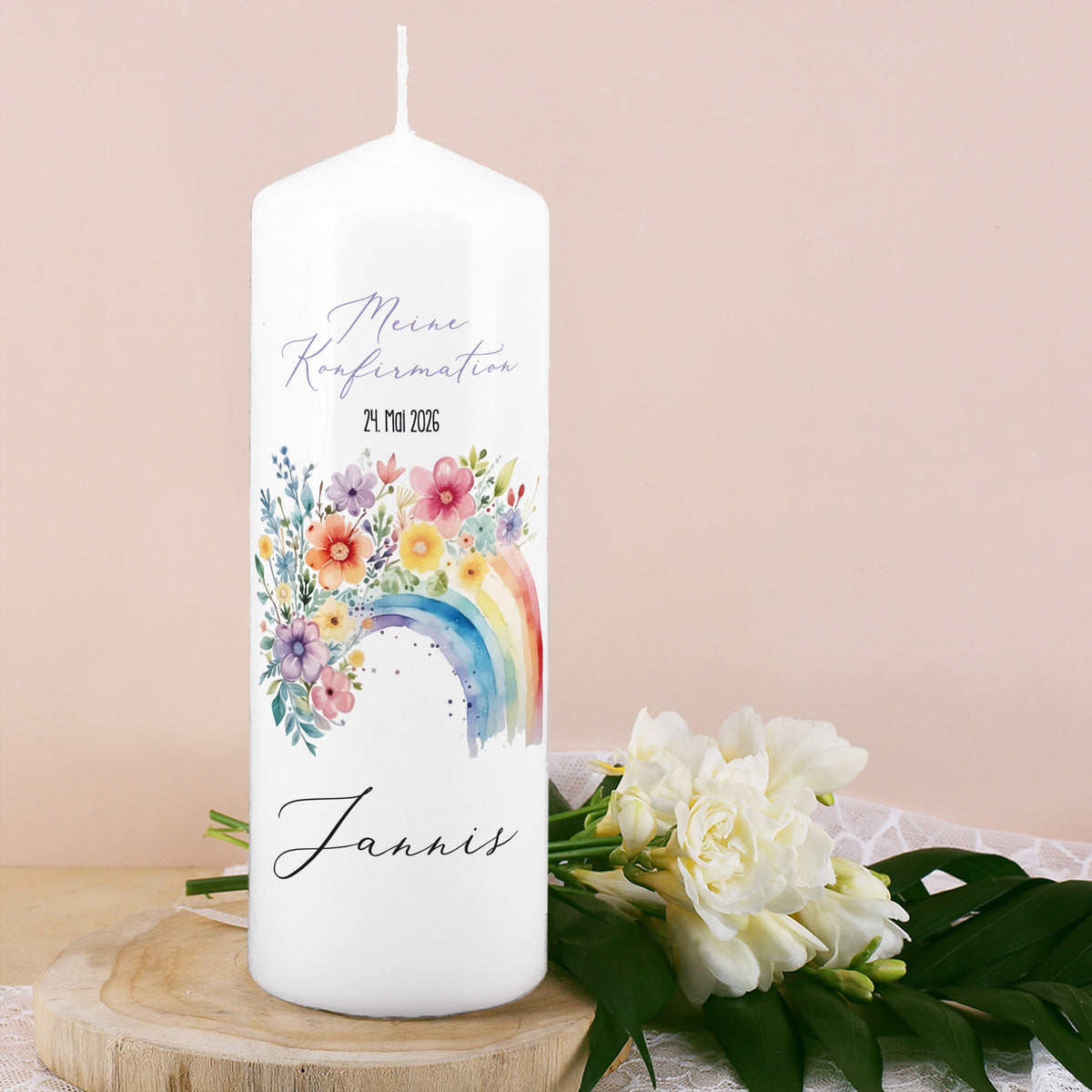 Konfirmationskerze mit Regenbogen und Blumen für Jannis, personalisiert mit Name und Datum 24. Mai 2026