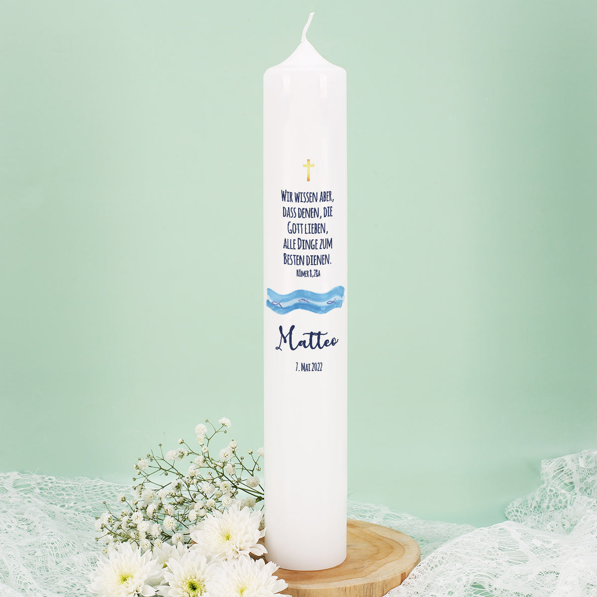 Rückseite der bedruckten Taufkerze mit Segelboot, Name, Datum und Wunschtext oder Psalm