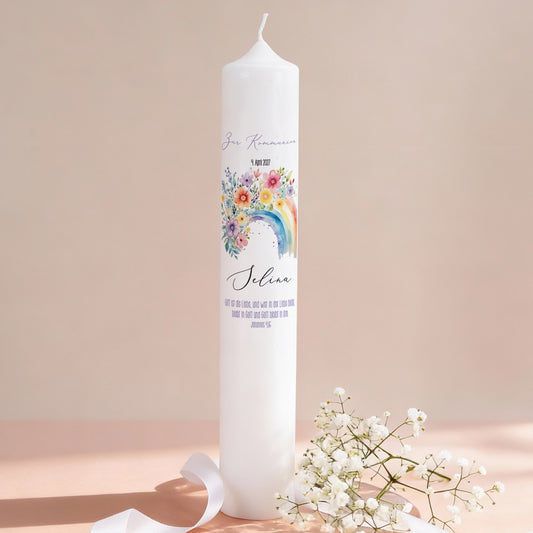 Personalisierte XXL Kerze zur Kommunion mit Regenbogen und Blumenmotiv, weißes Wachs mit Name und Datum bedruckt