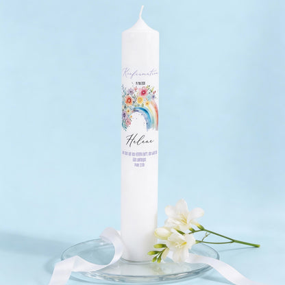 XXL Kerze mit Regenbogen und Blumenmotiv zur Konfirmation, personalisiert mit Anlass, Name und Datum auf weißer Kerze