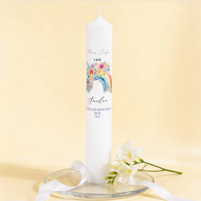XXL Kerze mit Regenbogen-Blumenmotiv zur Taufe, personalisiert mit Anlass, Name und Datum, fotografiert vor hellem Hintergrund