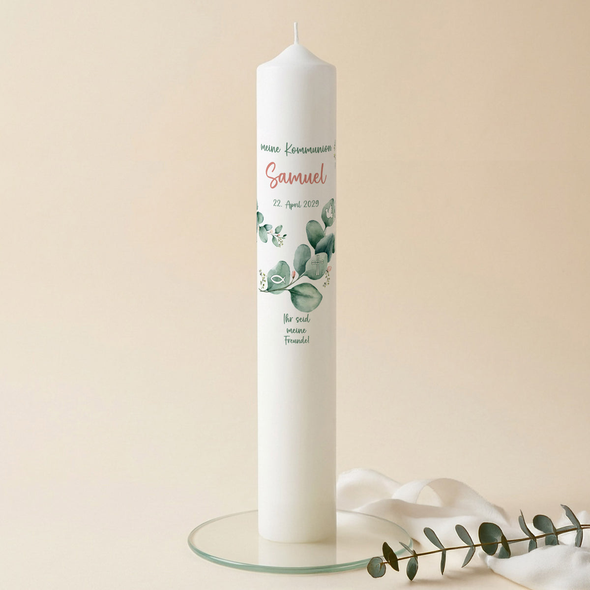 Personalisierte XXL Kommunionkerze mit Eukalyptus-Aquarell, Kreuzmotiv und mehrzeiligem Wunschtext unter Name und Datum