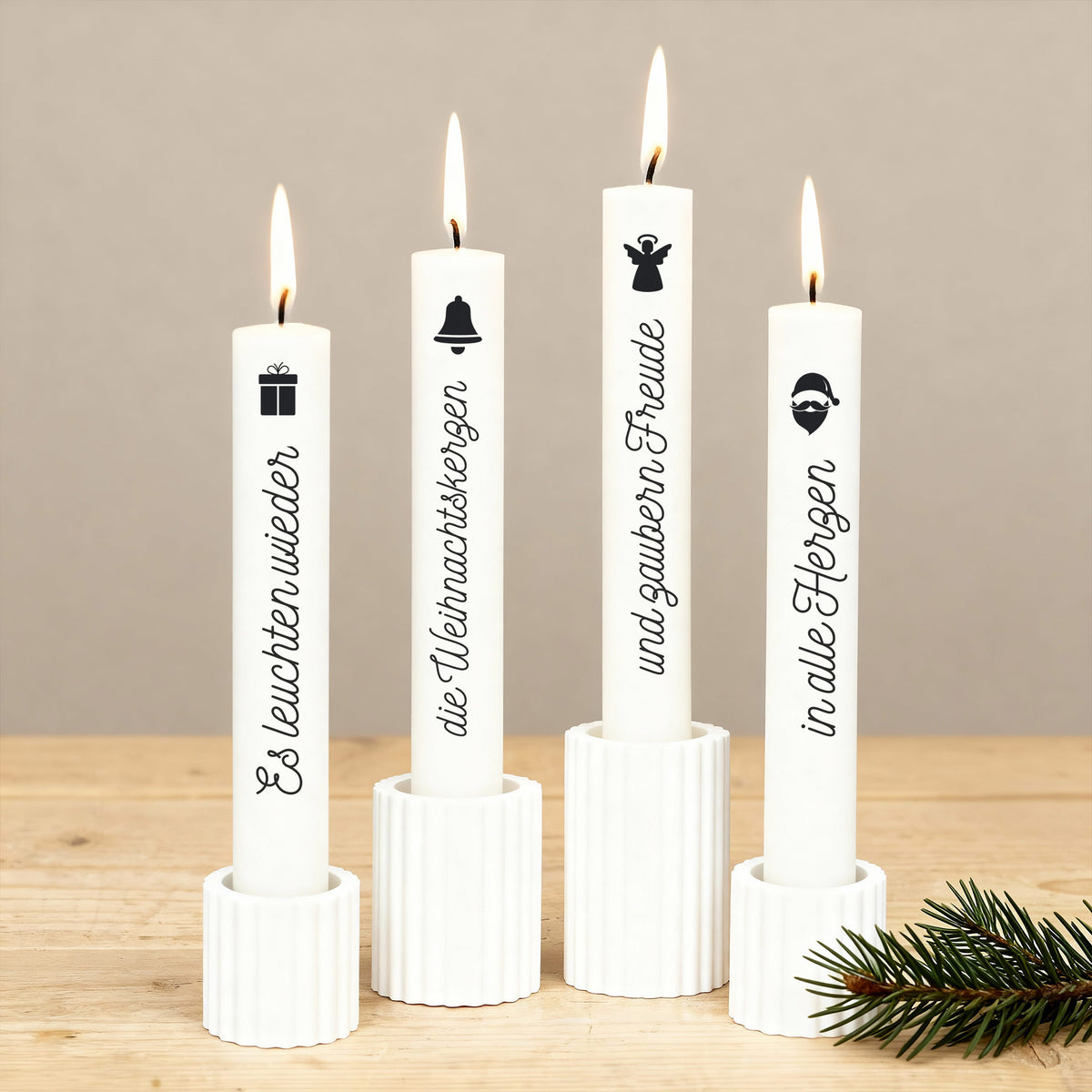 Stabkerze mit Geschenk-Motiv und Wunschtext in Kerzenhalter, brennende Adventskerzen mit personalisiertem Text