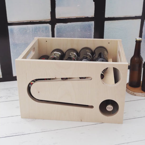 Anwendung der personalisierten Bierrutsche aus Holz