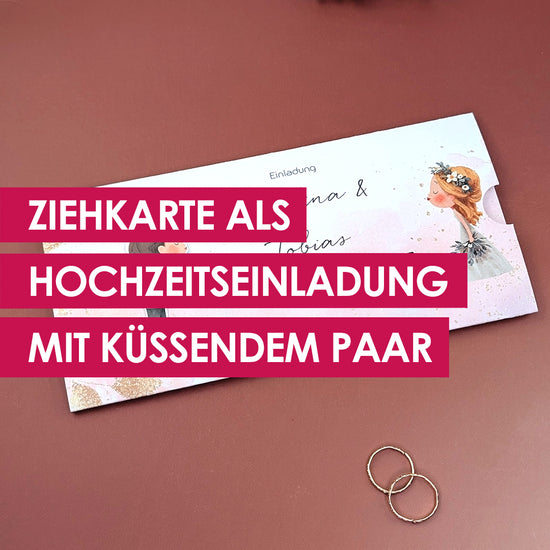 Ziehkarte als Hochzeitseinladung mit küssendem Brautpaar und Personalisierung, Karte geschlossen im DIN lang Format