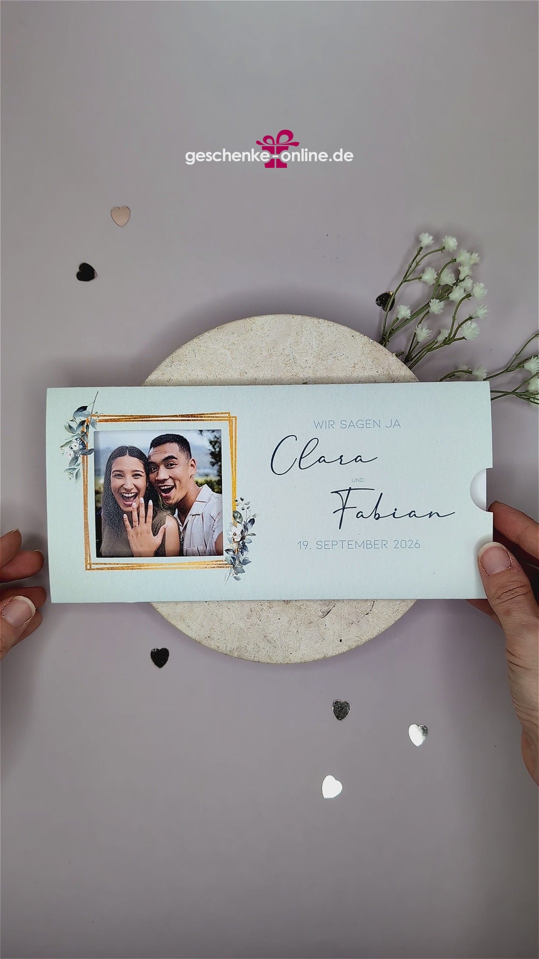 Hochzeitseinladung – Ziehkarte mit 2 Fotos und farbigem Hintergrund
