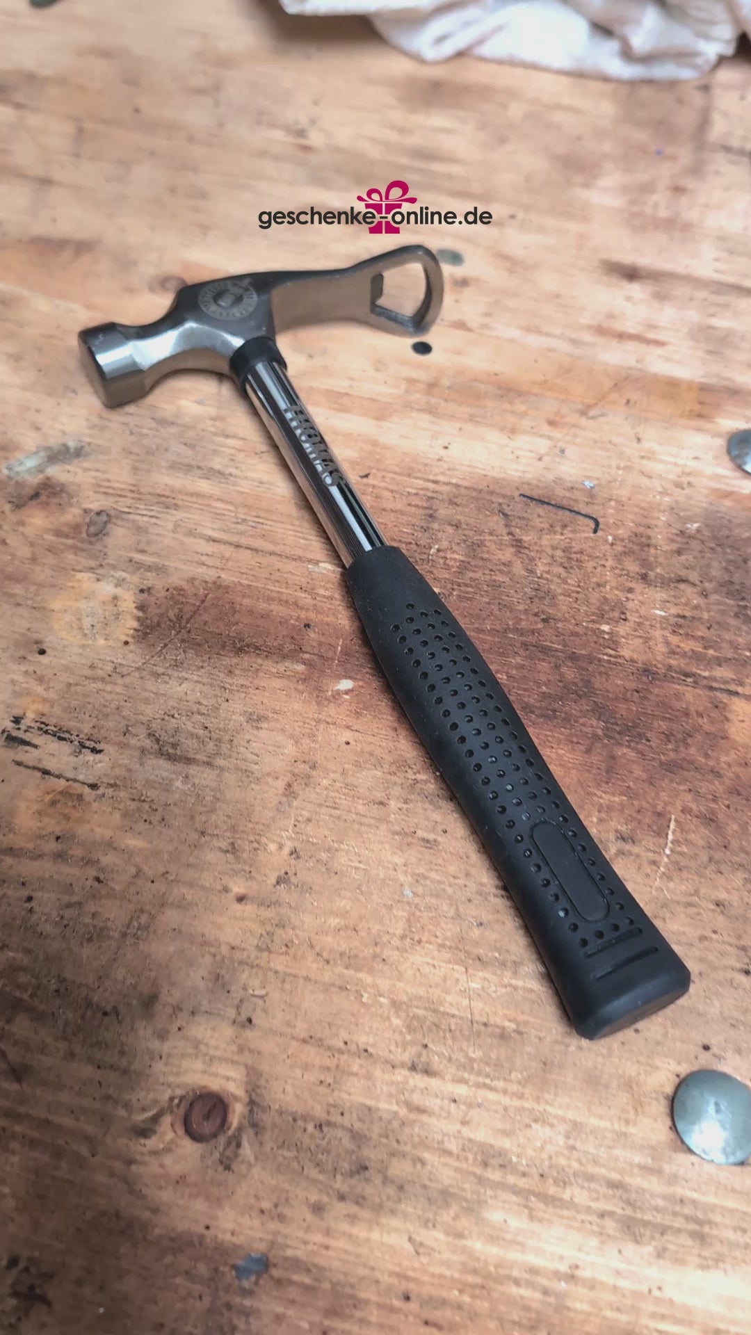 Feierabend-Hammer mit Flaschenöffner und Gravur des Namens als Männergeschenk oder zum Vatertag