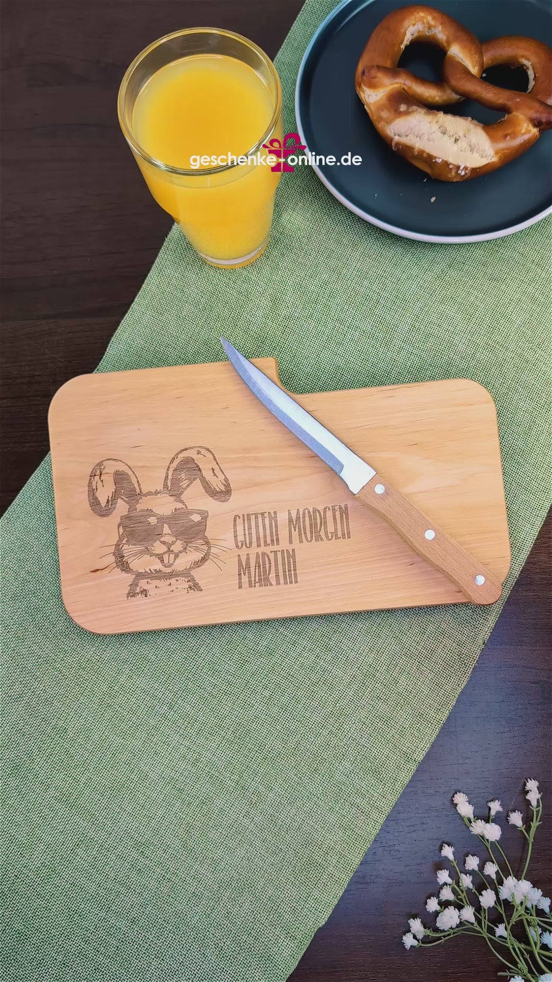 graviertes Frühstücksbrettchen mit Wunschtext und coolem Osterhasen