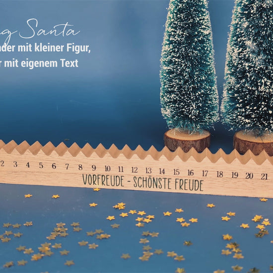 Adventskalender aus Holz mit versetzbaren Weihnachtsmann