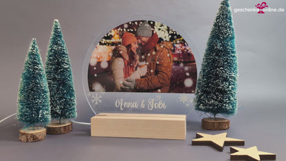 Acryllampe LED Beleuchtung auf Holzsockel mit Fotoaufdruck, Text und Schneeflocken.