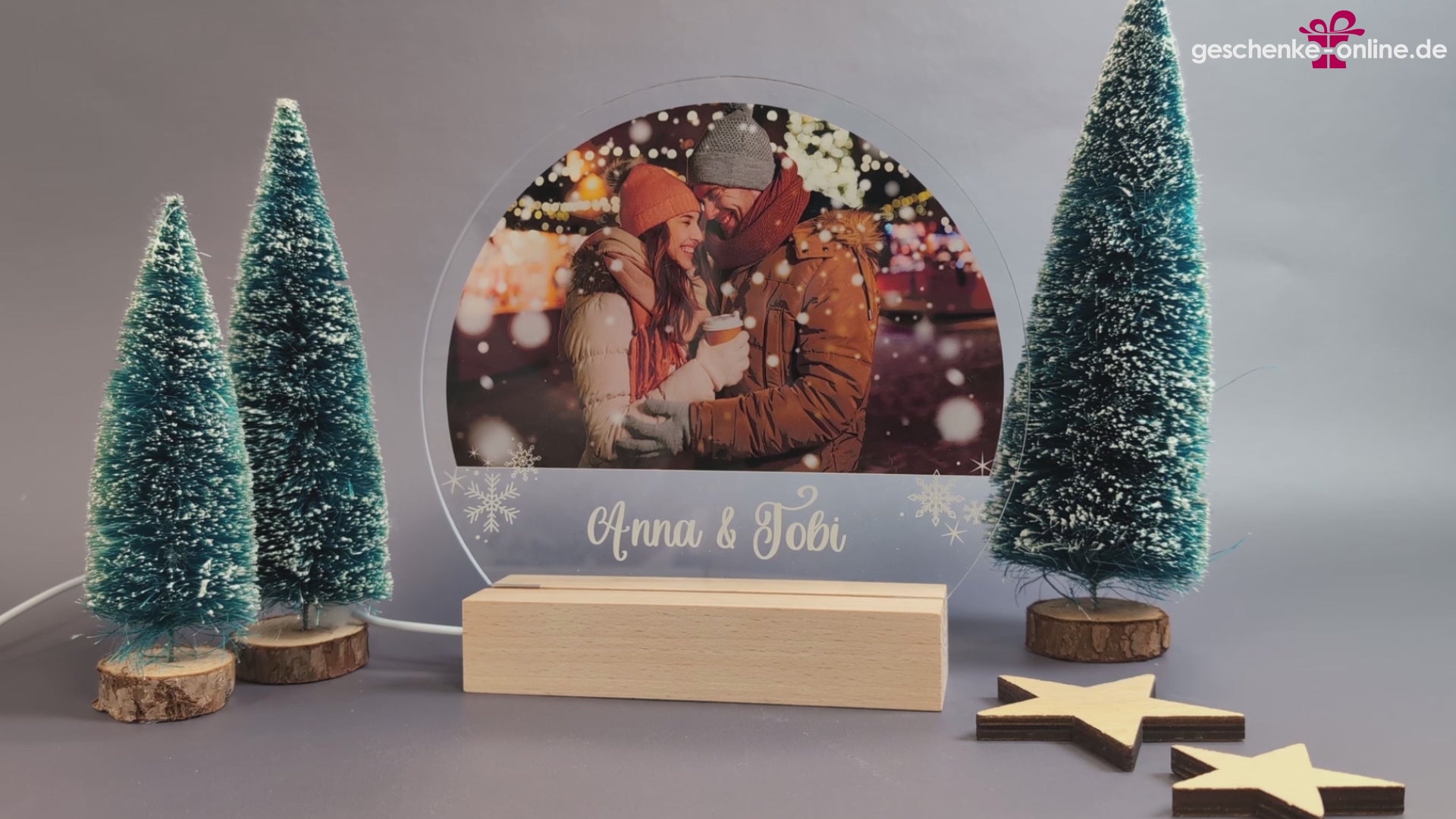 Acryllampe LED Beleuchtung auf Holzsockel mit Fotoaufdruck, Text und Schneeflocken.