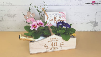 Pflanzkorb aus Holz mit Griff Dekorationsidee mit Blumen und Sektflasche. Geburtstagsgravur mit Namen und Alter.
