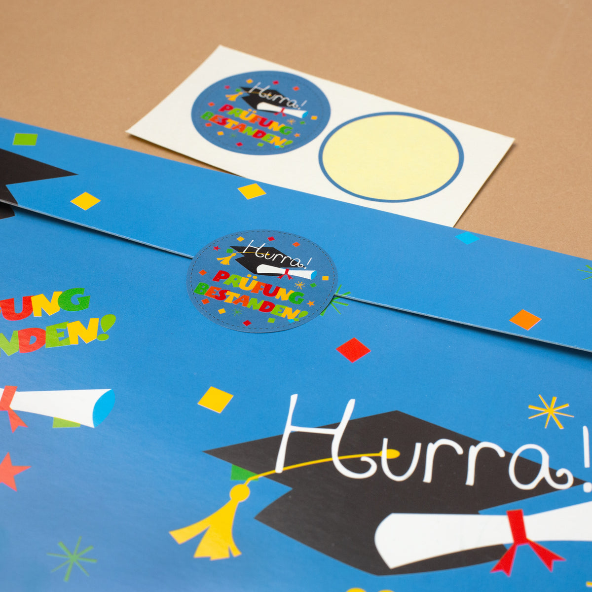 Ansicht des Riesenumschlags mit Stickern zur Dekoration, ideal als Geschenk zum Schulabschluss oder Abitur.