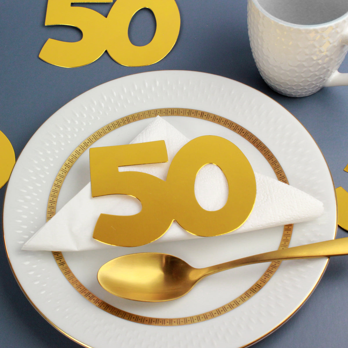 Jumbo-Konfetti 50 in Gold glänzend, Tischdeko auf Teller mit goldener Umrandung