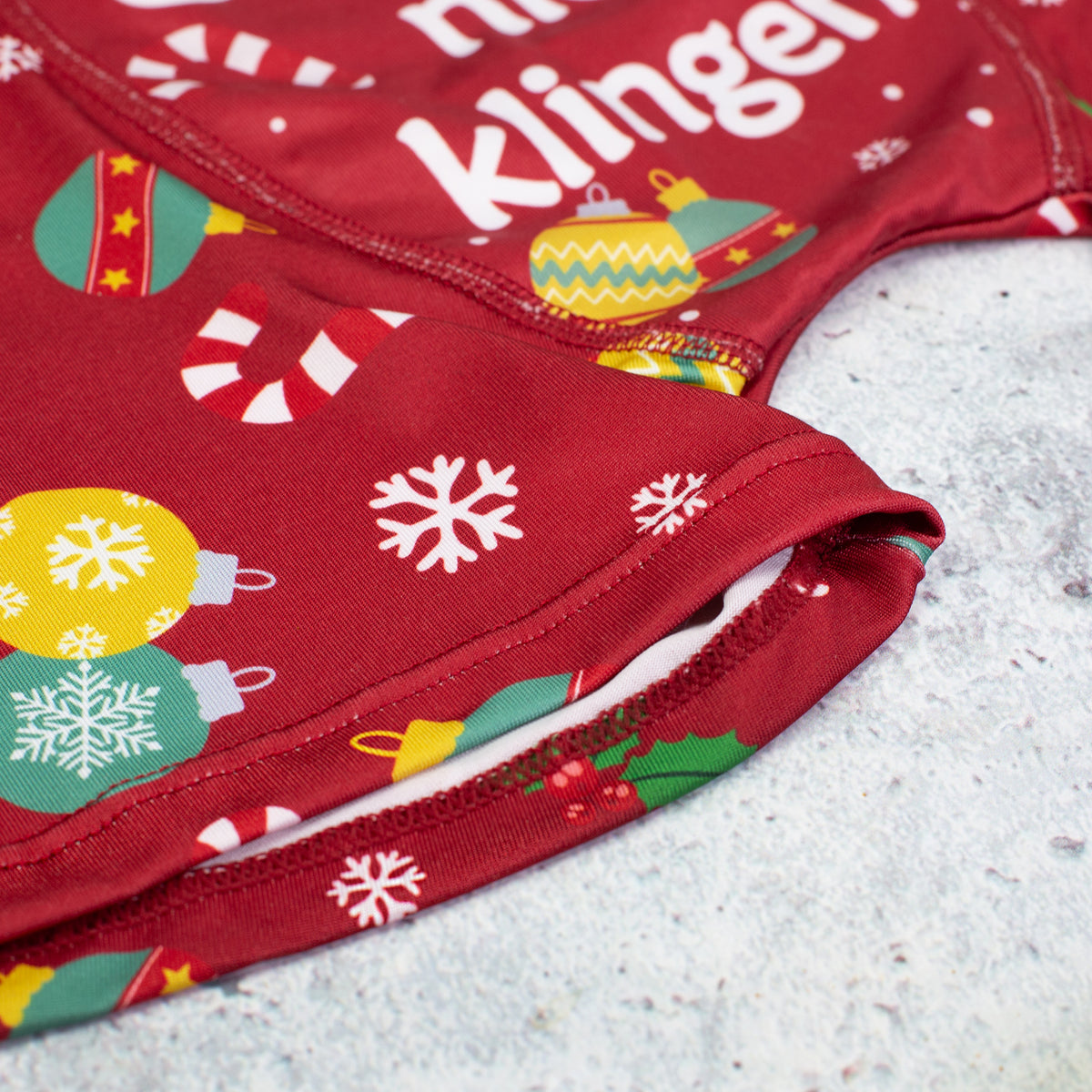 Detailaufnahme Nähte und Muster der roten Weihnachts Boxershort