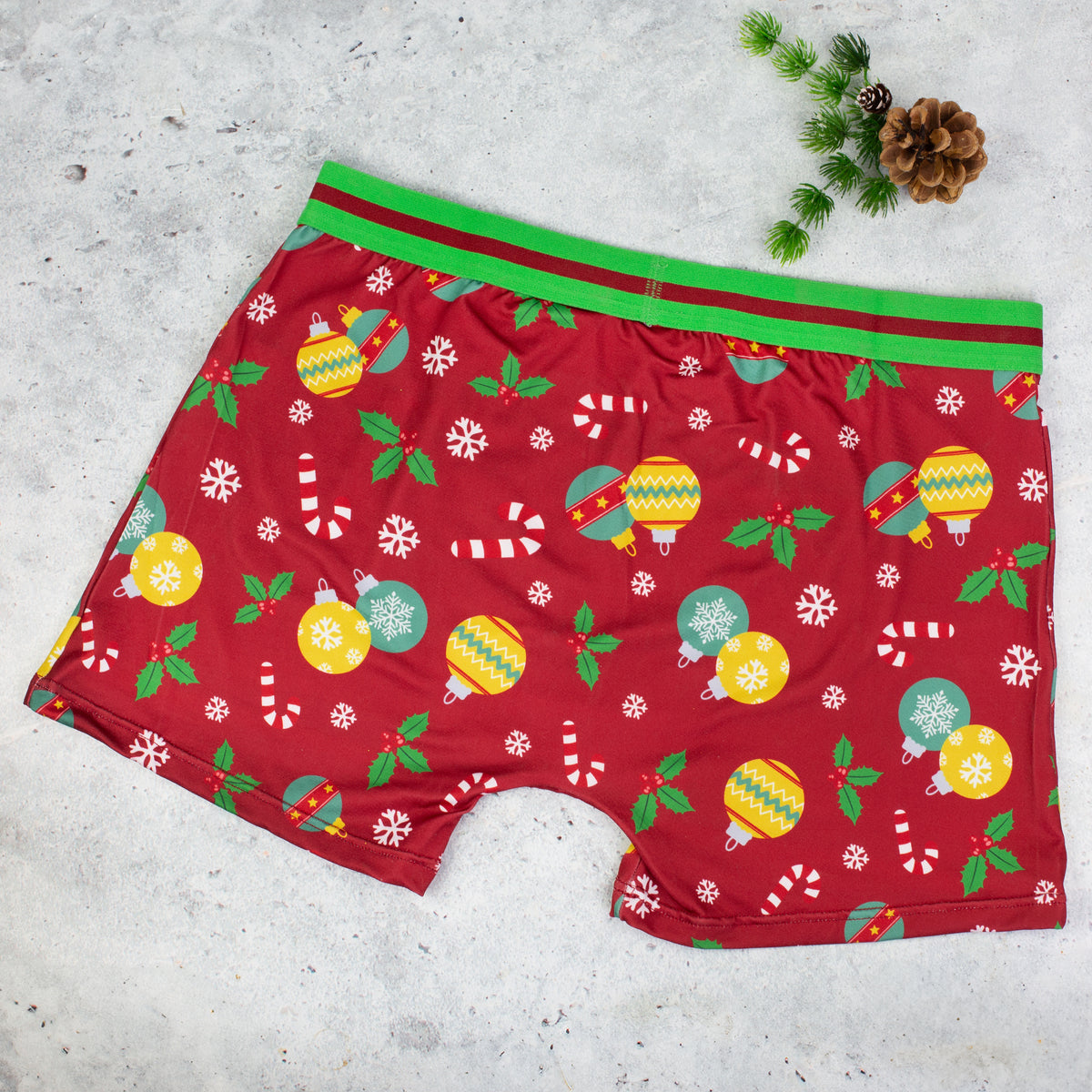 Rückseite der Weihnachts Boxershort mit Kugeln Mistelzweigen und Zuckerstangen