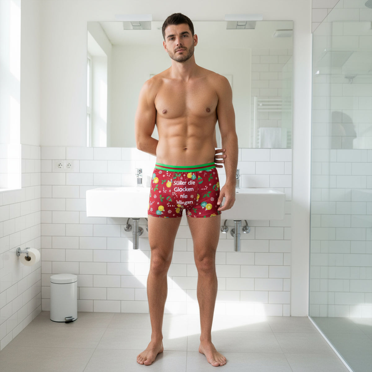 Mann trägt lustige Weihnachts Boxershort mit Spruch Süßer die Glocken nie klingen im Badezimmer