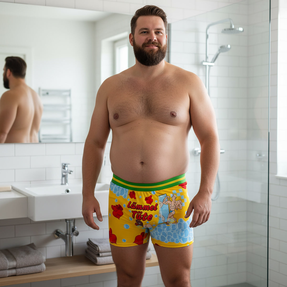 Mann im Badezimmer trägt Boxershort Lümmeltüte mit Scherzmotiv
