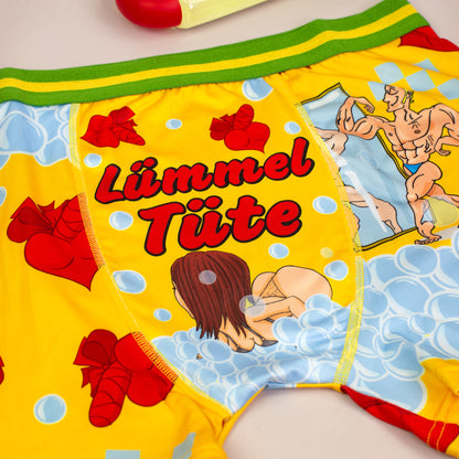 Vorderseite der Boxershort Lümmeltüte mit rotem Schriftzug und Comic-Figuren