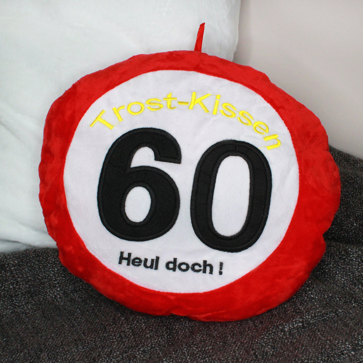 Trostkissen 60 Geburtstag im Verkehrsschild-Design auf Sofa