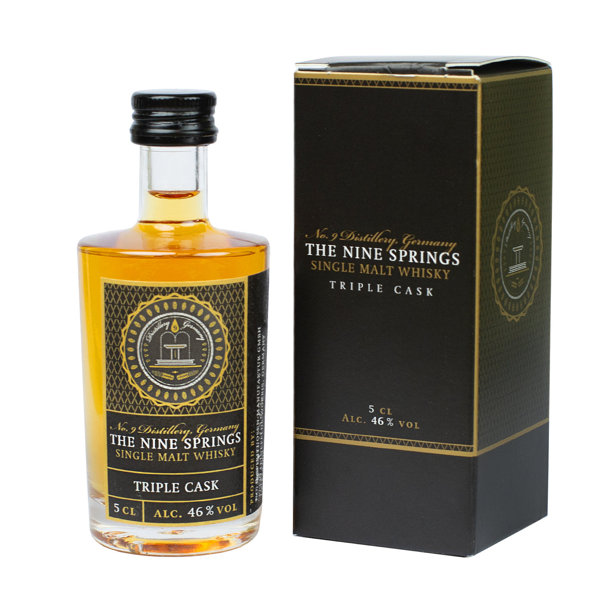 The Nine Springs Triple Cask Whisky Miniatur und Box freigestellt vor weißem Hintergrund, 5 cl