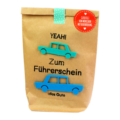 Wundertüte Führerschein aus Kraftpapier mit Filzautos in Blau und Türkis